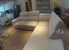 Biały narożnik w&nbsp;salonie