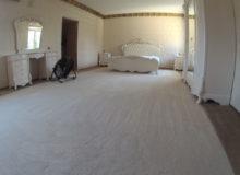 Jasna wykładzina w&nbsp;sypialni