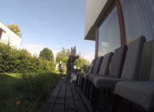 Czyste krzesła w&nbsp;rzędzie