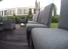 Szare krzesła podczas suszenia