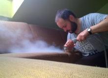 Fachowiec pierze tapicerke